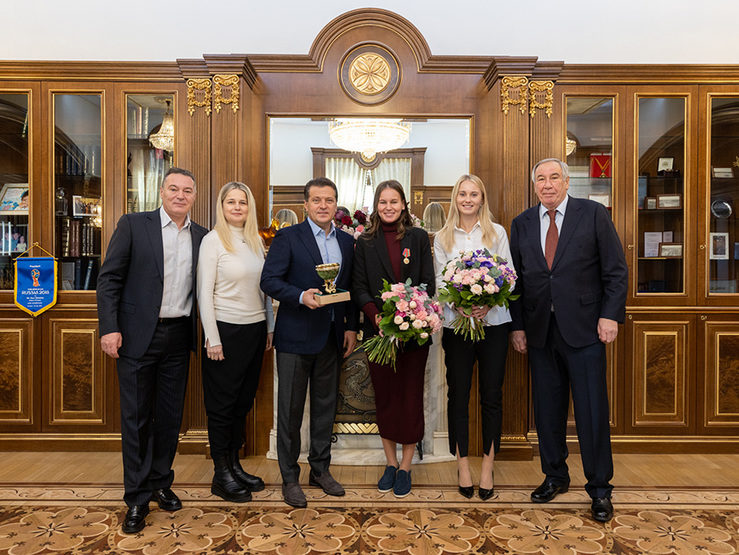 Ilsur Metshin meets with the Kudermetov family