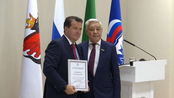 Ilsur Metshin receives a Certificate of Gratitude on behalf of the chairman of the United Russia Party Dmitry Medvedev