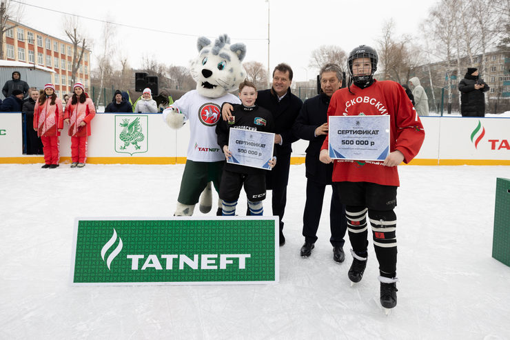 Наиль Маганов и Ильсур Метшин посетили хоккейный матч дворовых команд