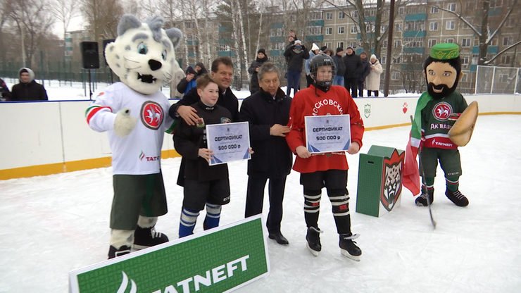 Nail Maganov and Ilsur Metshin at the hockey match of amateur teams