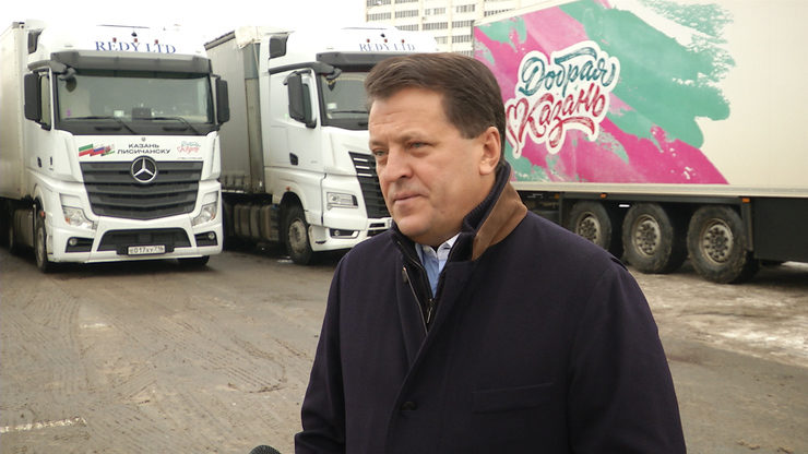 I.Metshin inspects the shipment of the fifth humanitarian cargo to Lisichansk