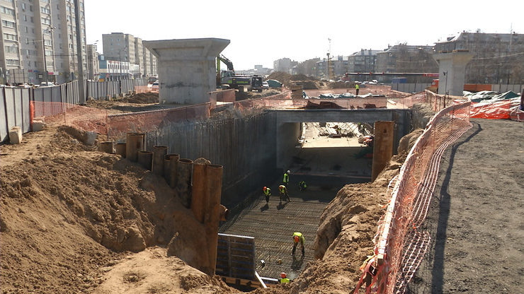 Ilsur Metshin inspects the construction of a three-level interchange at Gorkovskoye Highway