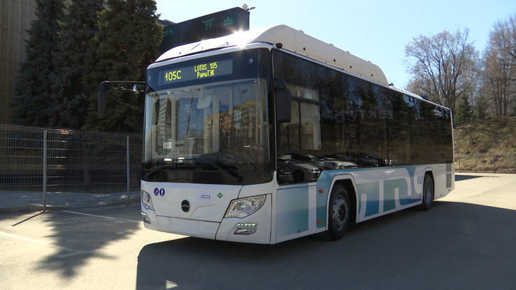 I.Metshin gets acquainted with a new low-floor gas-powered bus LOTOS 105 CNG