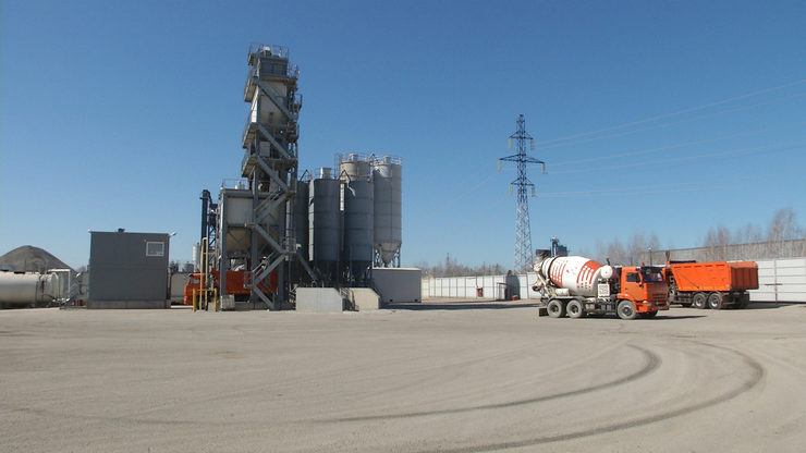 Ilsur Metshin inspects the readiness asphalt-concrete factory for the implementation of the Our Yard program