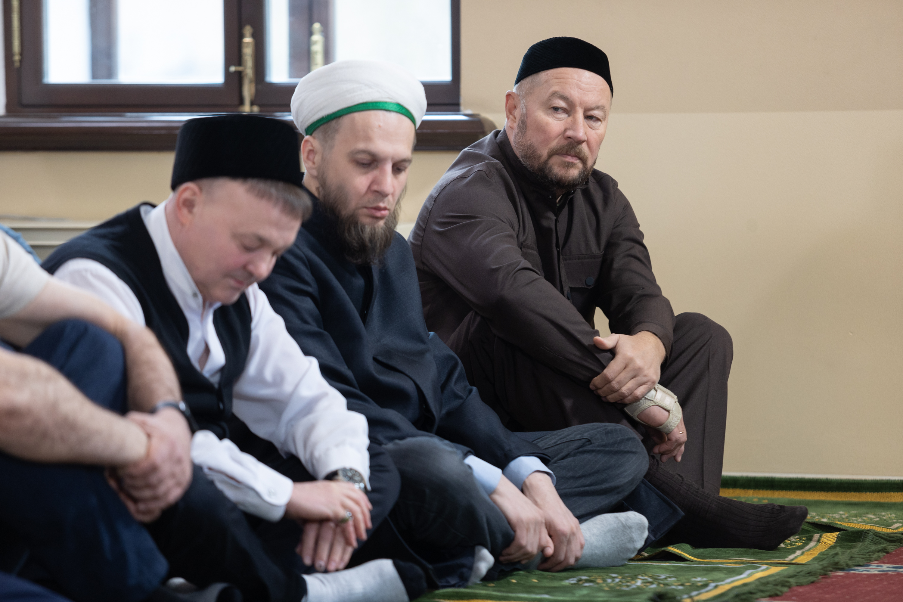 Когда будет ураза в 2025 году. Мечеть Ирек в Казани. Намаз в мечети. Кадыров в Казанской мечети. Имам мечети Булгар в Казани.