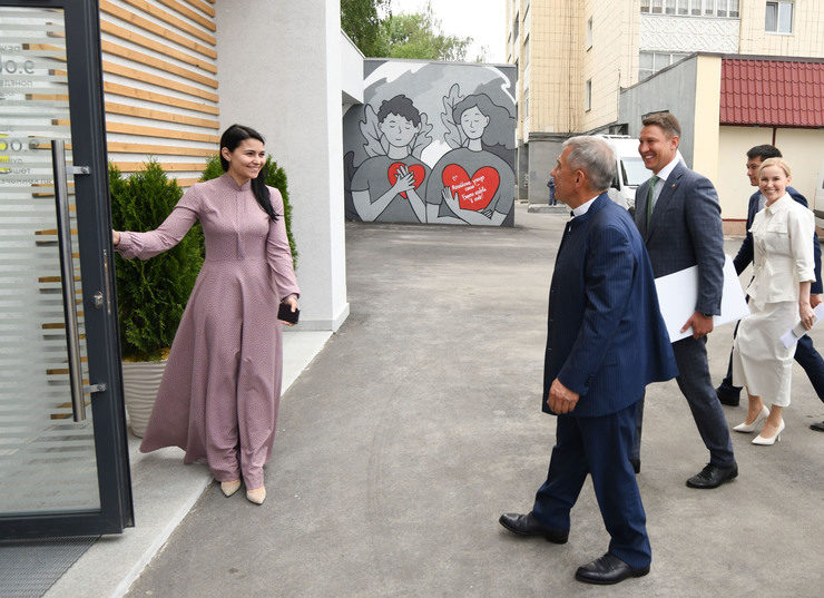 Rustam Minnikhanov and Ilsur Metshin visit the Doverie Center for Children and Youth and kindergarten № 395