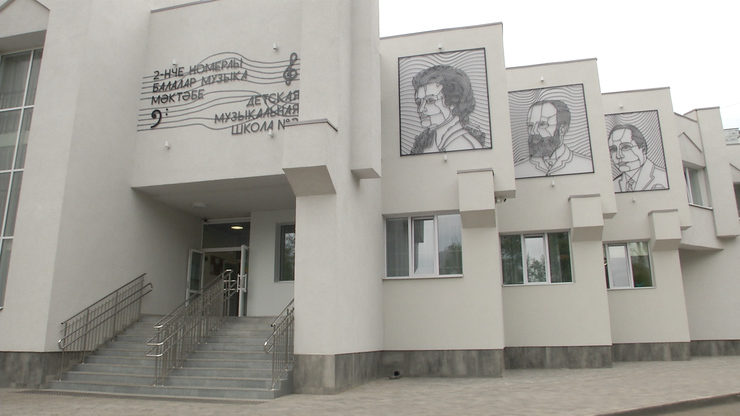 Rustam Minnikhanov and Ilsur Metshin visit the Children's Music School № 2