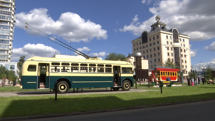 Ilsur Metshin gets acquainted with the restored trolleybuses MTB-82 and ZiU-5 in the Walk of Fame in Kazan