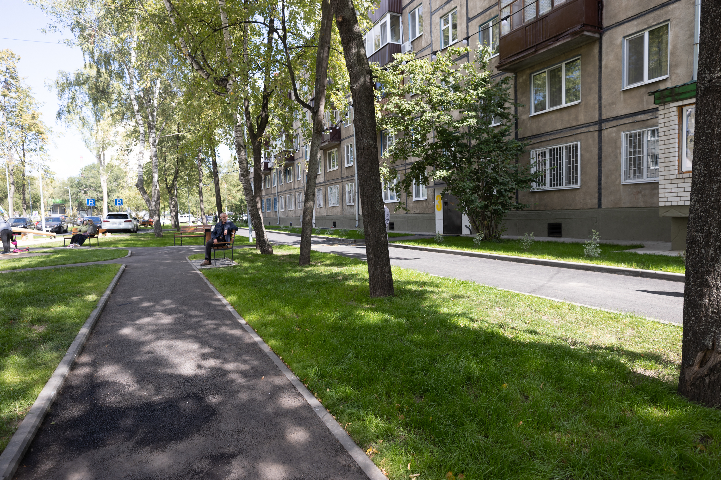 Московский районный казань. Благоустроенные районы Казани. Российский двор с подростки.