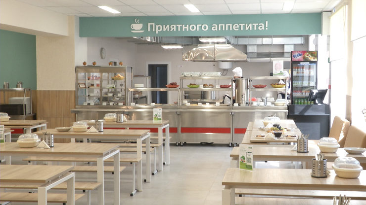 Ilsur Metshin inspects the canteen at school № 130 named after Hero of the Russian Federation Major S.A. Ashikhmin