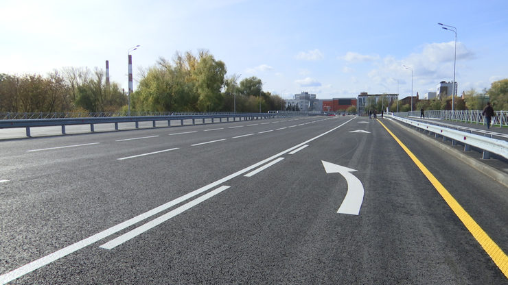 Ilsur Metshin inspects the completed renovation of the bridge on Nazarbayeva Street