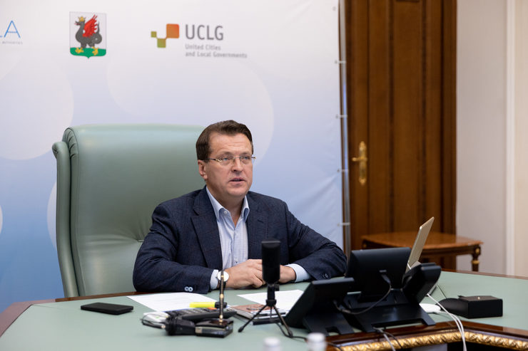 Ilsur Metshin speaks at a meeting of the UCLG Presidency
