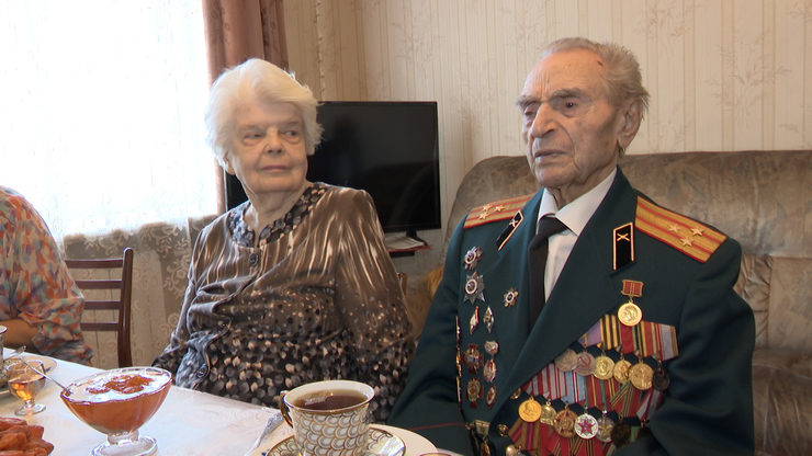The Mayor of Kazan visits a veteran of the Great Patriotic War
