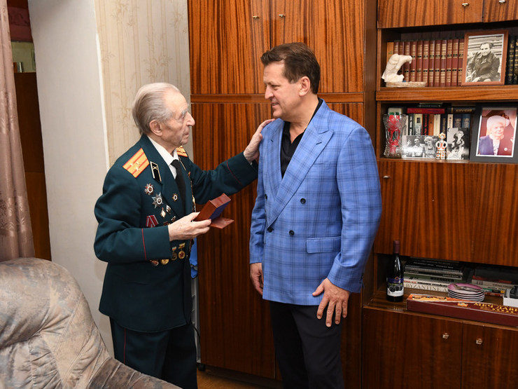 Ильсур Метшин посетил ветерана Великой Отечественной войны Александра Шахназарова