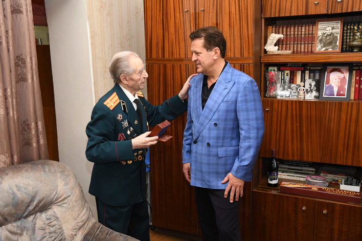 Мэр Казани посетил ветерана Великой Отечественной войны