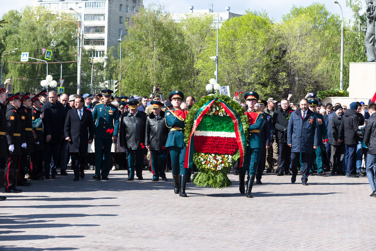 Раис РТ и мэр Казани возложили цветы к Вечному огню в парке Победы