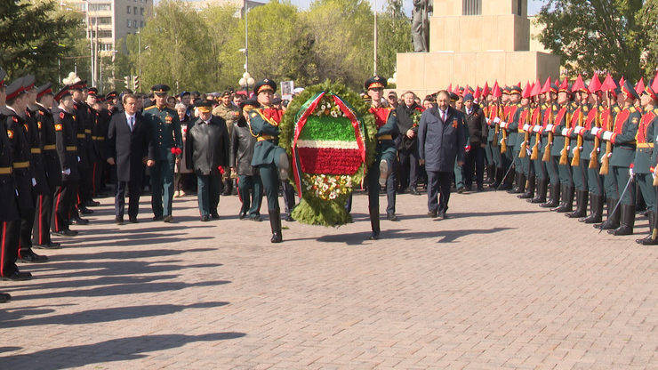 The Rais of Tatarstan and Kazan Mayor lay flowers at the Eternal Flame in Victory Park