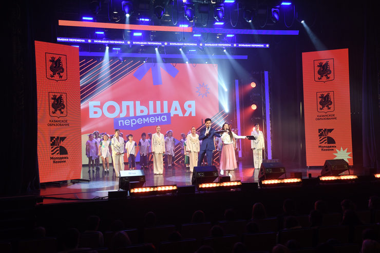 Ilsur Metshin awards the winners of the Big School Break Festival
