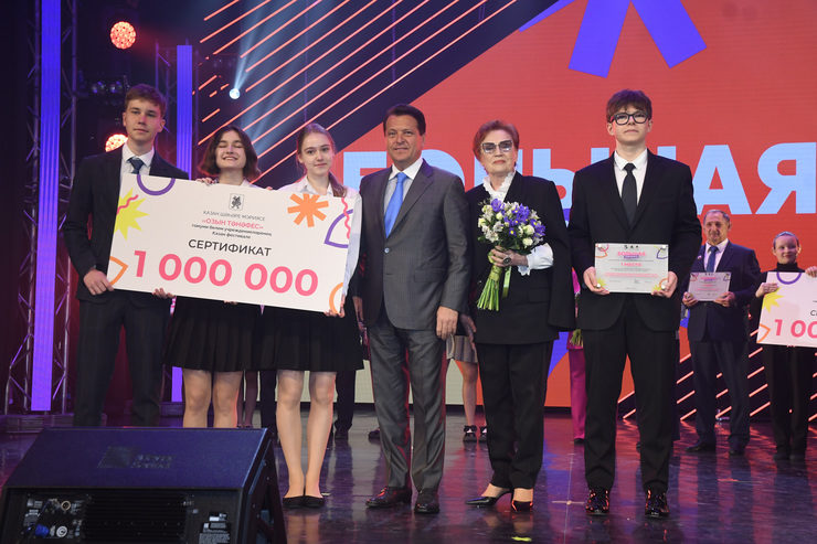 Ильсур Метшин вручил победителям фестиваля «Большая перемена» сертификаты в размере одного миллиона рублей