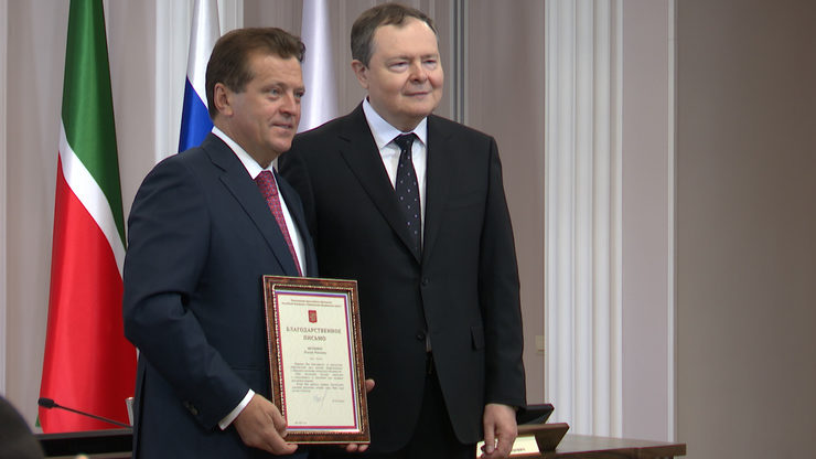 Ilsur Metshin receives a letter of thanks from the Presidential Envoy to the Volga Federal District