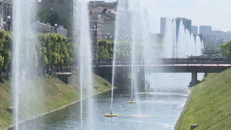 На протоке Булак в Казани запустили 56 плавающих фонтанов
