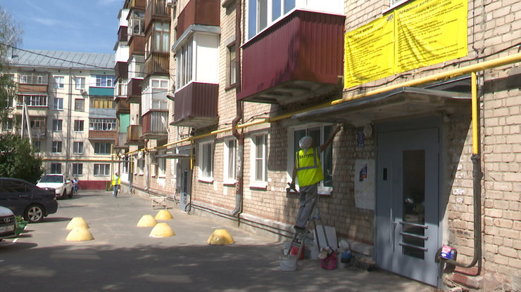 Ilsur Metshin inspects the renovation at 2 Vosmogo Marta Street