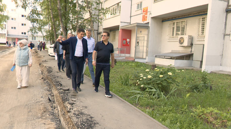 Ilsur Metshin inspects the progress of the renovation of the yard on Zorge Street