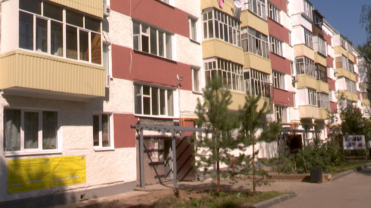 Ilsur Metshin inspects the progress of renovation of houses on Professor Kamaya Street