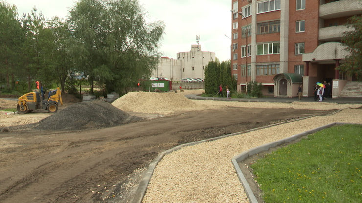 Ilsur Metshin inspects the progress of landscaping of the yard under the Our Yard program