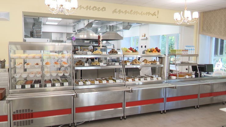 Ilsur Metshin inspects the renovation of the canteen at school №83