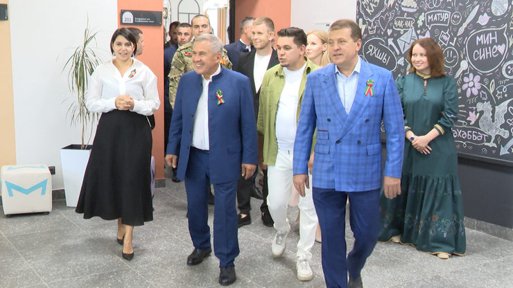 Rustam Minnikhanov and Ilsur Metshin look around the Helicopter Youth Center