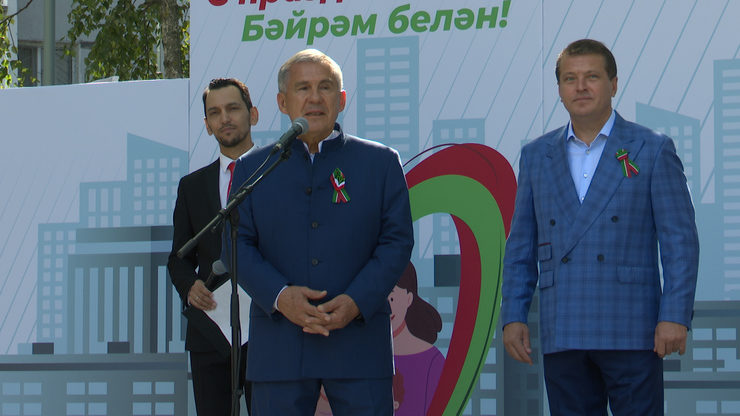 Rustam Minnikhanov and Ilsur Metshin inspect the landscaping of yards on R.Zorge Street