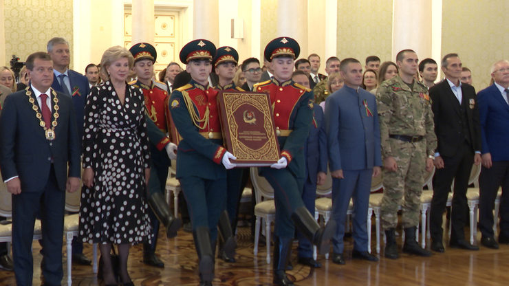 Ilsur Metshin presents awards to honored residents at the City Hall