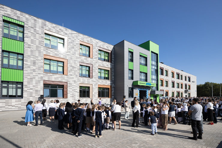 Rustam Minnikhanov and Ilsur Metshin visit the opening of school № 95 in the Vesna residential complex