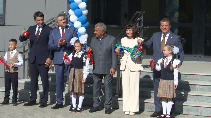 Rustam Minnikhanov and Ilsur Metshin visit the opening of school №95 in the Vesna residential complex