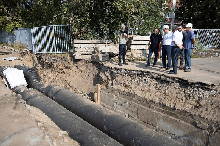 Ilsur Metshin inspects the replacement of the pipeline that provides heat to 64 thousand residents in the Moskovsky city district