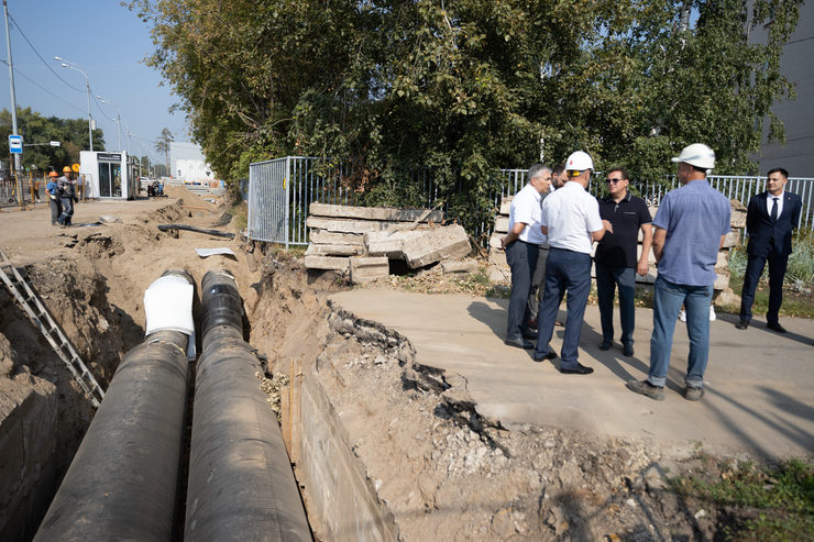 Ilsur Metshin inspects the replacement of the pipeline in the Moskovsky city district