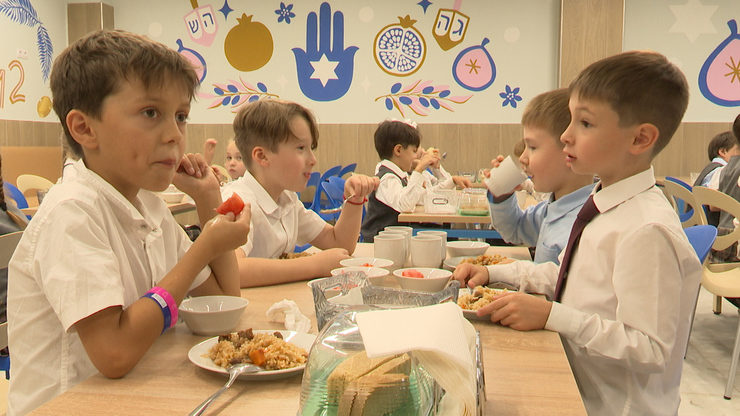 Ilsur Metshin inspected the canteen of school No.12 after major repairs