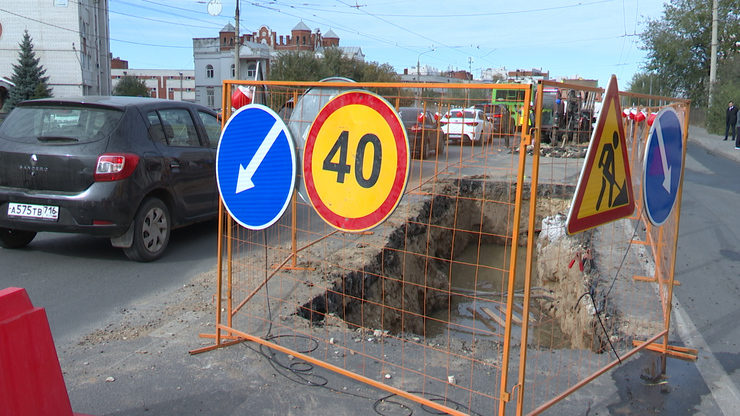 Ilsur Metshin inspects the progress of the water supply system reconstruction on Gvardeyskaya Street