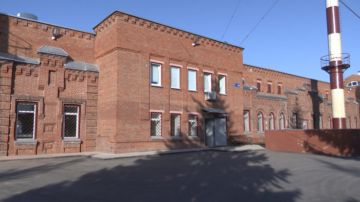 Ilsur Metshin gets acquainted with the new equipment in the boiler house on Muzykalnaya Street