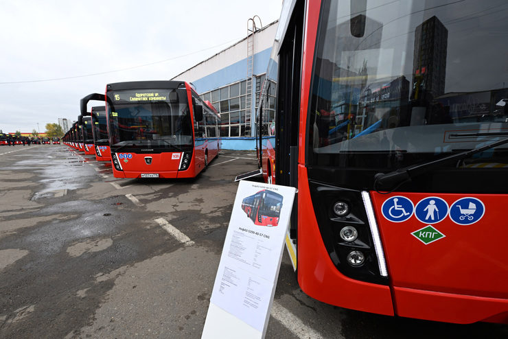 Rustam Minnikhanov and Ilsur Metshin inspect new gas-powered buses