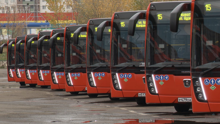 Rustam Minnikhanov and Ilsur Metshin inspect new gas-powered buses