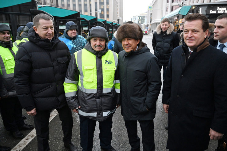 Rustam Minnikhanov and Ilsur Metshin look round the new MAZ-303T22 trolleybuses of the third generation