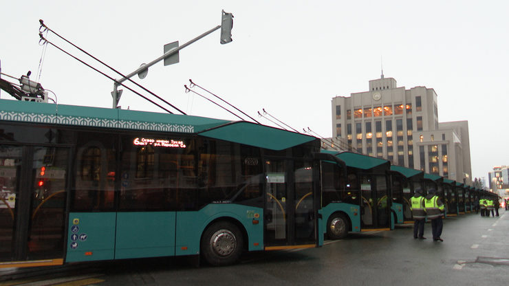 Rustam Minnikhanov and Ilsur Metshin look round the new trolleybuses