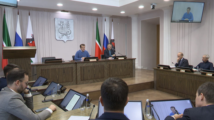 The Mayor of Kazan holds an operational meeting following the drone attack