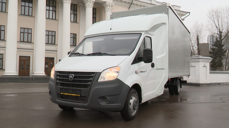 Ilsur Metshin hands over the Gazelle vehicle to the Kazan charitable organizations to deliver humanitarian aid to fighters