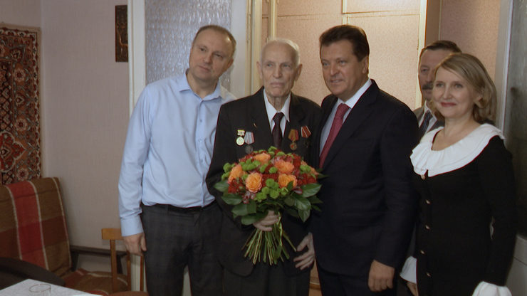 Ilsur Metshin awards a veteran of the blockade Nikolai Karpyuk with a commemorative medal «80 Years of the Great Victory»