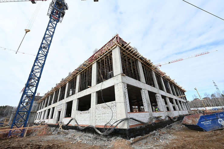 The Mayor of Kazan Ilsur Metshin inspects the construction of a new school for 1,224 students in the Leto residential complex