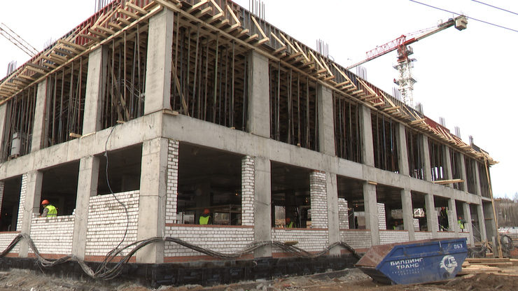 The Mayor of Kazan Ilsur Metshin inspects the construction of a new school for 1,224 students in the Leto residential complex