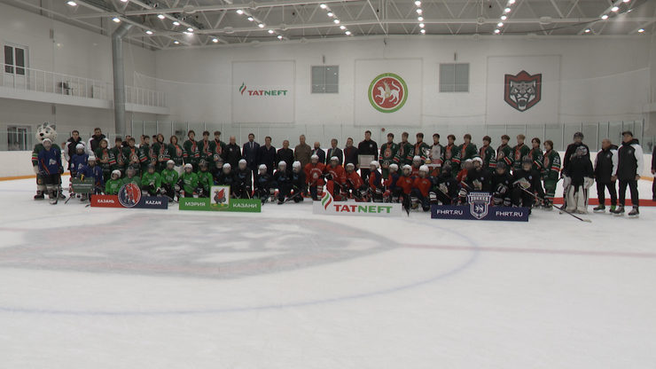 Ильсур Метшин вручил форму подростковым хоккейным клубам Казани